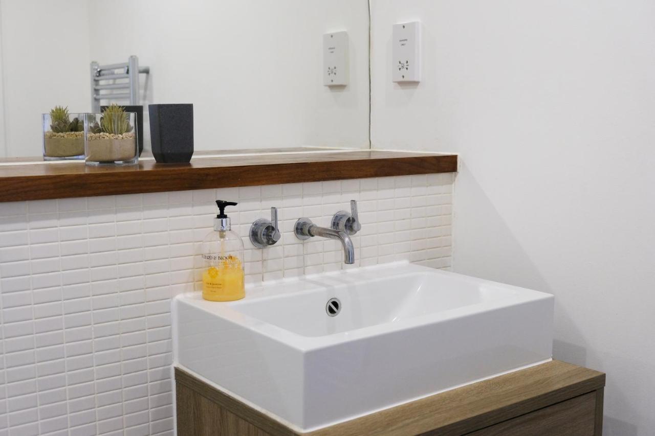 Luxury 2-Bed Flat Parking And Close To The Tube London Bagian luar foto